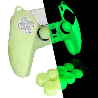 Imagem de HLRAO Capa protetora de silicone verde com glitter, películas de silicone que brilham no escuro para controle PS5/Slim/Pro, 8 peças de tampas com glitter para polegar e 2 tampas de aderência de pata.