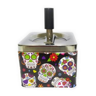 Imagem de Cinzeiro Metal C/Tampa Anti-Cheiro Giratória À Prova De Vento 8,5x7cm Fechado Automático Caveira Dado Cartas Naipes Premium (Gothic Mexican)