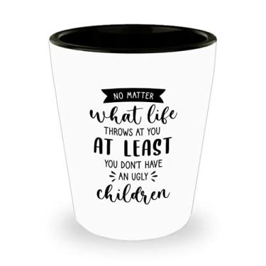 Imagem de SpreadPassion Copo de shot Ugly Children - Não importa o que a vida joga em você, pelo menos, você não tem um filho feio - Presentes para o Dia dos Pais ou Dia das Mães