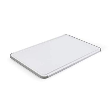 Imagem de KitchenAid Tábua de corte de plástico clássica com canaleta de perímetro e bordas antiderrapantes, pode ser lavada na lava-louças, 30,5 x 45,7 cm, branca e cinza