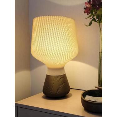 Imagem de Luminária de Mesa Aedra, Base Texturizada, Cúpula em Tela Geométrica, Estilo Conceitual (Cúpula Bege/Base Marrom)