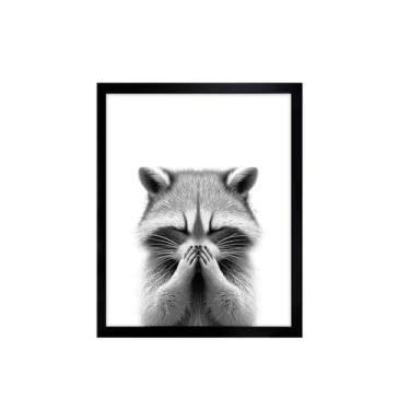 Imagem de TWNSLLA Arte engraçada de parede de banheiro preto e branco decoração de parede, pintura de impressão em tela animal de guaxinim fofo segurando o nariz, decoração de casa de banho peculiar, moldura