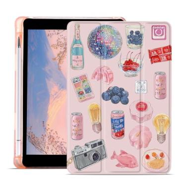 Imagem de AdorableWhimsy Capa colagem vintage para iPad (A16) 11ª geração 2025 11 polegadas/iPad 10ª geração 2022 10,9 polegadas linda capa protetora de couro com design estético dobrável capa traseira macia