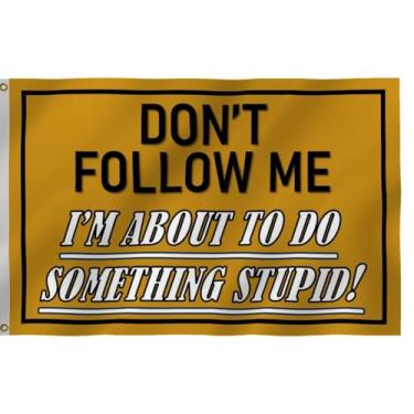 Imagem de Bandeira amarela Don't Follow Me I'm About To Do Something Stupid, 30 x 45 cm - Bandeiras bordadas de nylon 210D para quadriciclo ao ar livre, bandeira de carrinho de golfe, caixa de correio e dia da