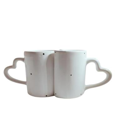 Imagem de Caneca Coração Presente Único e Cheio de Carinho. Disponível nos formatos redondo e meia lua. Feita de cerâmica, com design encantador e espaço para personalização. (Branco Poá (bolinha preta))