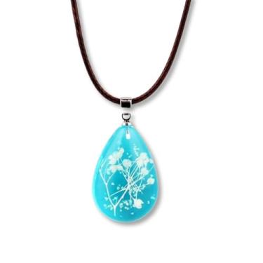 Imagem de Colar Feminino com Pingente Azul Cristalino de "Flores Naturais" – Brilha no Escuro, Cordão em Couro Sintético – Símbolo de Pureza, Paz e Conexão com a Natureza – Acompanha Bolsa de Veludo