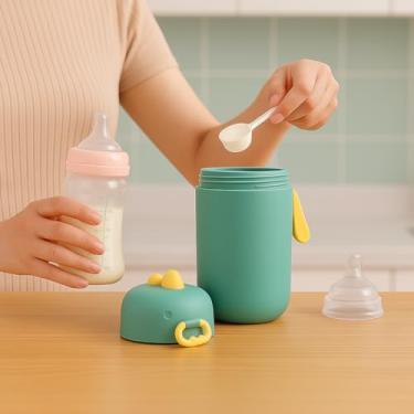 Imagem de Porta Leite em Pó Infantil com Dosador, Verde Água, Plástico BPA Free, Colher Medidora Inclusa, Design Compacto, Para Transporte e Armazenamento