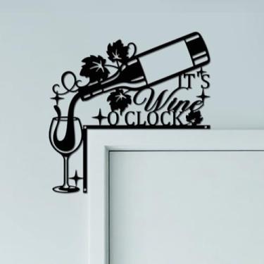 Imagem de CUTHOLLOW IT'S WINE O'CLOCK Placa de teto de porta, decoração de arte de parede, 25 cm x 24,9 cm de metal exclusivo pendurado acima da moldura da porta, detalhe de canto para casa, bar, porta da