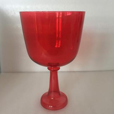 Imagem de 4ª oitava cerca de 6,75 "graal de canto de cristal de cor vermelha, chakra raiz perfeito C Nota para terapia de som padrão 440Hz.