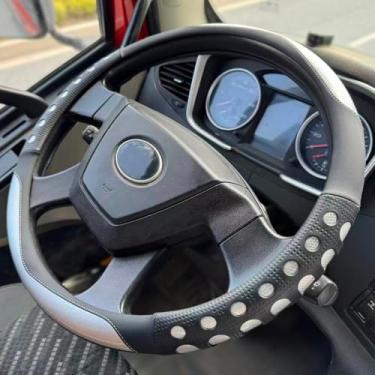 Imagem de PINCTROT Capa de volante tamanho GG 44.5-45.7 cm Race Grip para semi-caminhão, serve para trailer, caminhoneiro Big Rig Trucker, 18 rodas e carros clássicos, design perfurado de silicone