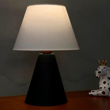 Imagem de Abajur Luminária De Mesa Clássica Cone Preta Cobre Com Cúpula branca Para Decoração Casa e Sala, Escritório, Quarto e Cabeceira Cama