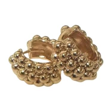 Imagem de Brinco argolinha estilo click, textura de mini bolinhas.