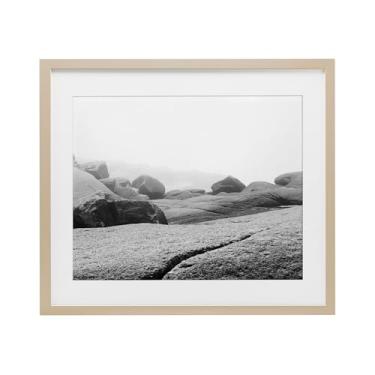 Imagem de Stupell Industries Rocks at Peggy's Cove Impressão emoldurada branca sob vidro, design de Clive Branson, 13 x 16