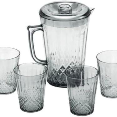 Imagem de Conjunto de Jarra 2L com Tampa e 4 Copos em Acrílico, Transparente, Design Texturizado em Relevo, Jarra 25cm x 13cm, Copos 9,5cm x 7,5cm, para Bebidas