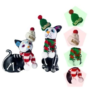 Imagem de Kaoaonroy Decoração de Natal Estatueta de cachorro e gato com chapéu de tricô de lã artesanal e acessórios para cachecol, tricô de dedo, estátua de Natal, estátua de animal, artesanato em resina (um