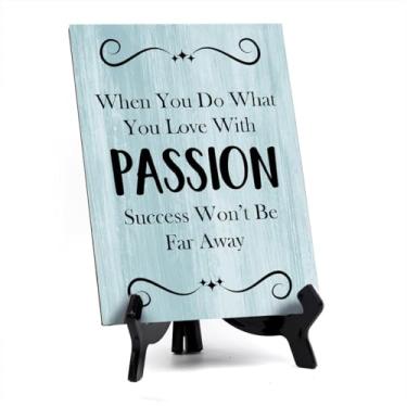 Imagem de Placa de mesa When You Do What You Love With Passion Success Won't Be Far Away com suporte de acrílico (15 x 20 cm) | Decoração motivacional de escritório