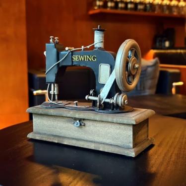Imagem de TRABEATOGA Modelo de máquina de costura de estanho de ferro vintage grande com ferro dos anos 70 anos 80 alfaiate bordado retrô decoração nostálgica para loja de roupas, café, mesa, janela, loja,