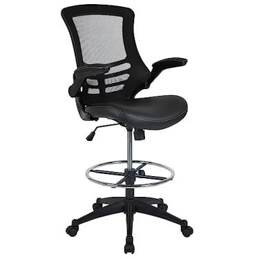 Imagem de Flash Furniture Kelista Cadeira ergonômica de malha preta com encosto médio e assento de couro macio, anel ajustável para os pés e braços que giram para cima