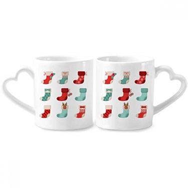 Imagem de Conjunto de canecas de porcelana de casal com ilustração de meias coloridas de Natal com alça de coração