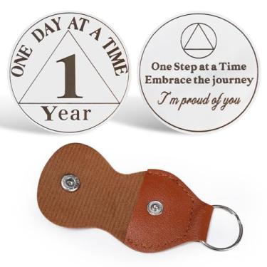 Imagem de CHURYUML Moeda de sobriedade de 1 ano com chaveiro de couro PU - One Day at A Time One Year Sober Chips, medalhão de recuperação de chips AA com um passo de cada vez nas costas, presentes de