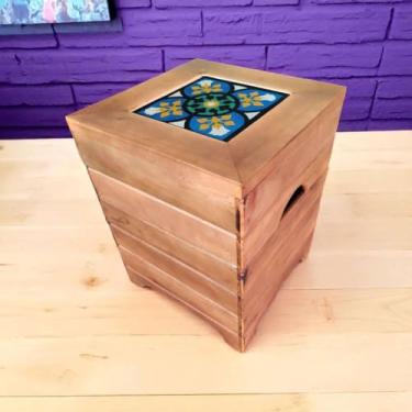 Imagem de Banquinho Baú em Madeira Maciça Rústico – Banco Artesanal com Espaço Interno para Armazenamento – Decorativo e Funcional para Sala, Quarto e Entrada (1, S03)