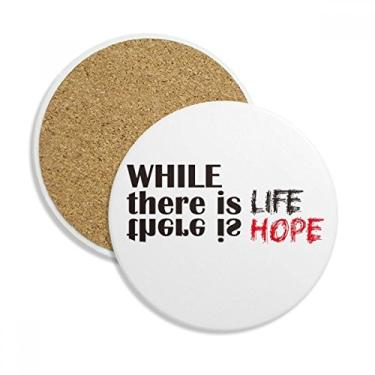 Imagem de Caneca de porta-copos com citação While There Is Life There Is Hope com proteção de mesa, pedra absorvente