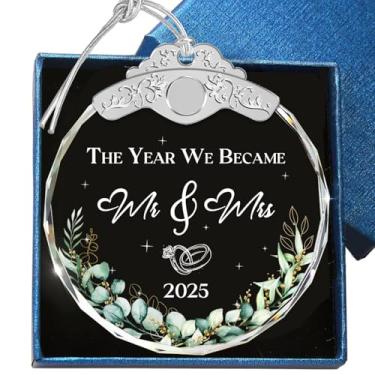 Imagem de Giftelix Enfeite de vidro - Decoração de casamento de carro recém-casado 2025 - Lembrança de Natal para casais recém-casados - Presente de casamento para noivos e noivos - Enfeite de aniversário (Mr