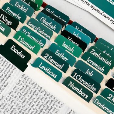Imagem de 90 peças de abas verdes católicas da Bíblia para homens, kit de guia de suprimentos de estudo, índice de marcadores de página à prova d'água, adesivos bíblicos de impressão grande laminados, presentes