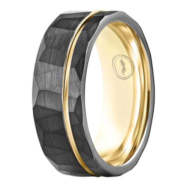 Imagem de Gentlemen's Bands Aliança de casamento masculina de tungstênio martelado preto de 8 mm com tira fina de ouro e interior dourado | Anel de compromisso masculino | Inclui pulseira de silicone, caixa de