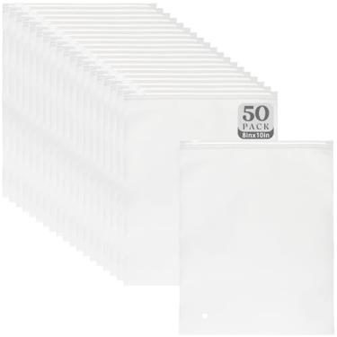 Imagem de Golden State Art, Pacote com 50 sacos plásticos com zíper fosco de 20 x 25 cm para roupas, roupas, camisetas – Sacos transparentes de armazenamento de roupas com orifícios de ventilação, embalagem