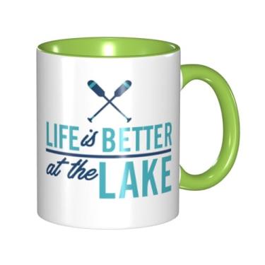 Imagem de LINKEQICHE Life Is Better At The Lake Summer Time Vacation Caneca de café e chá para entusiastas de caiaque proprietários de barcos internos e alça verde 325 ml caneca
