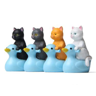 Imagem de Enfeites de jardim: gatos fofos sentados em figuras de pato azul em PVC