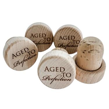 Imagem de Rolha de garrafa de vinho personalizada – "Aged to Perfection" – 5 peças de cortiça real gravada de madeira T-stopper lembrancinha de casamento presente de chá de panela selagem reutilizável