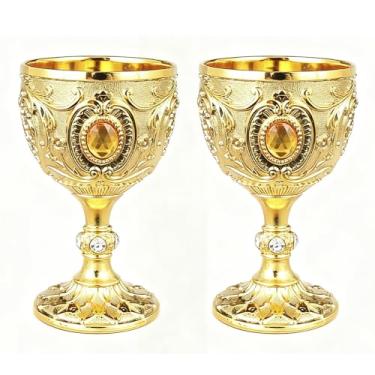 Imagem de 2 peças de cálice renascentista imitação de estilo medieval vintage, acabamento dourado luxuoso com padrões florais ornamentados, copos de metal feitos à mão para presentes de inauguração de casa