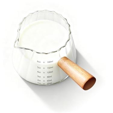 Imagem de YARRAMATE Copo Medidor de Vidro 180ML com Cabo de Madeira – Xícaras para Espresso, Jarro de Leite Canelado, Marcações em Dupla Escala, Boca em Formato de V para Vazamento Facilitado