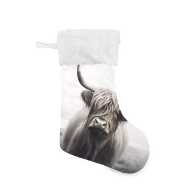 Imagem de ATTX Meias de Natal engraçadas de vaca Highland, suportes de presente brancos de pelúcia para decorações de festas de fim de ano (17,7 polegadas, pacote com 2) #261