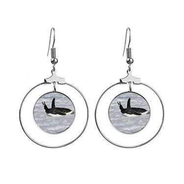 Imagem de Brincos com pingente de pinguim da Antártica preto com água