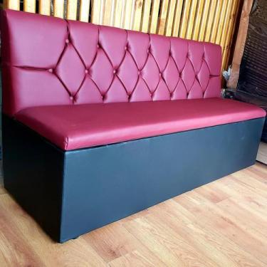 Imagem de POLTRONA BOOTH 1,60cm COM BAÚ ASSENTO E ENCOSTO VINHO BASE PRETA CAPIT