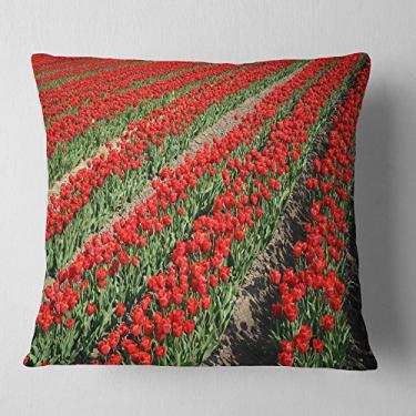 Imagem de Designart Rows of Red Tulipa Flower manta floral sala de estar, sofá, enchimento de almofada de alta qualidade + capa de almofada impressa em ambos os lados 40,64 x 40,64 cm