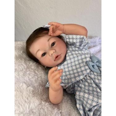 Imagem de Bebê reborn menina de cabelo e olhos castanhos com mamadeira - Mundo A