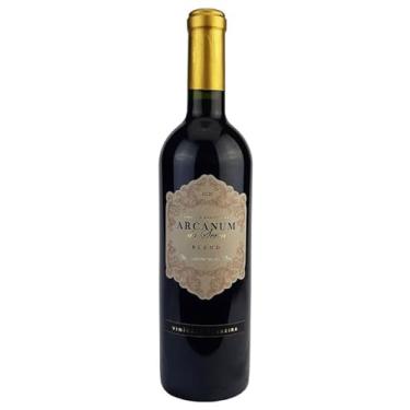Imagem de Arcanum da Serra – Vinho Tinto Fino Seco | Merlot, Shiraz & Petit Verdot | Safra 2021 | 750ml Medalha de Prata em Londres, Paris e Califórnia | Jovem, Aromático e Versátil O Arcanum da Serra é um vinho tinto vibrante e surpreendente, que une três uvas marcantes — Merlot, Shiraz e Petit Verdot — cult