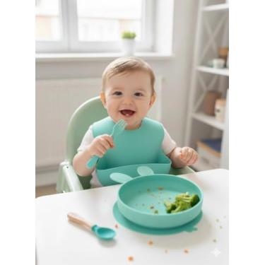 Imagem de Kit Bebê Premium em Silicone – Prato com Divisórias + Babador Coletor + Talheres de Madeira | Antiderrapante, Seguro e Fácil de Limpar (verde agua Coelho)