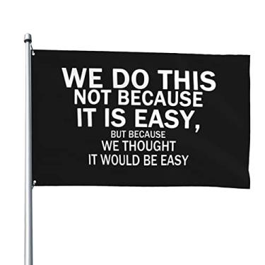Imagem de Bandeira We Do This Not Because It Is Easy para uso ao ar livre com um lado preto 1,2 x 1,8 m