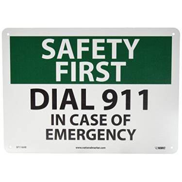 Imagem de NMC Placa SF116AB OSHA, legenda "SAFETY FIRST - DIAL 911 EM CASO DE EMERGÊNCIA", 35,5 cm de comprimento x 25,4 cm de altura, alumínio, preto/verde em branco