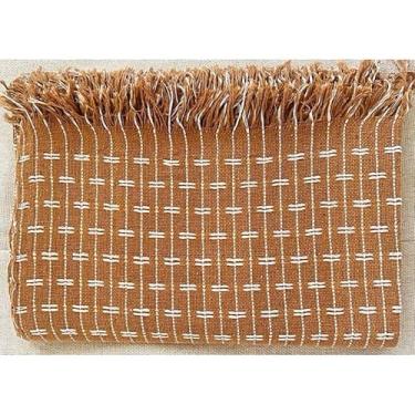 Imagem de Manta Sofá Gigante 2,40 x 1,80M – Algodão Premium Grossa | Protetora Decorativa para Cama e Sofá King Size(TIJL CARAMELO COM BRANCO)