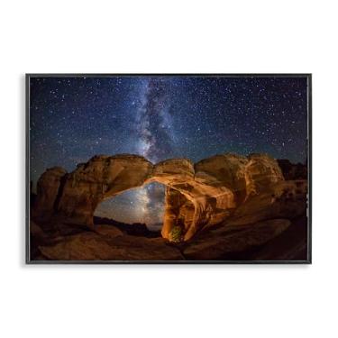 Imagem de Stupell Industries Céu estrelado através do arco do deserto arte giclée emoldurada preta, design de Royce Bair, 76 x 50 cm