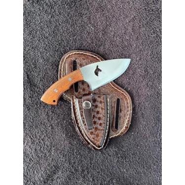 Imagem de Faca Mini Campeira 1 Muladeira com desenho de mula, 15 cm Total, Lâmina em aço Inox 8 cm, Cabo em Madeira Muirapiranga 7cm , Bainha em Couro, Acessivel Tamanho Ideal, Corte Preciso, Pesca, Caça, Churrasco