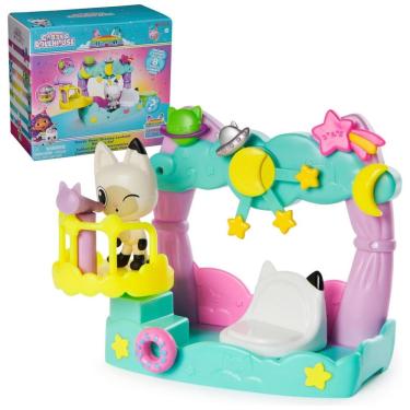 Imagem de Playset Varanda dos Sonhos Pandy Paws da Casa de Bonecas Gabbys Dollhouse, 8 Peças com Figuras de Brinquedo, Acessórios de Casa de Bonecas