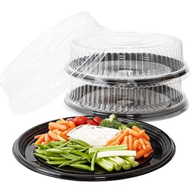 Imagem de Bandeja e tampa de servir resistente, reciclável de 40 cm. Bandeja de festa de plástico preto grande com tampas transparentes. Bandejas redondas elegantes para banquete ou catering para servir aperitivos, sanduíche e pratos vegetais