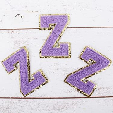 Imagem de Pacote com 3 adesivos de chenille ferro em glitter com letras universitárias de 8 cm de altura - Tecido de chenille lavanda com acabamento em glitter dourado - Costurar ou passar a ferro - 8 cm LAV Z